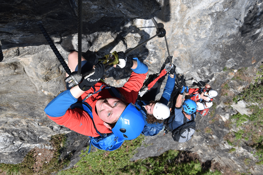 Gruppe Bergsteiger am Klettersteig