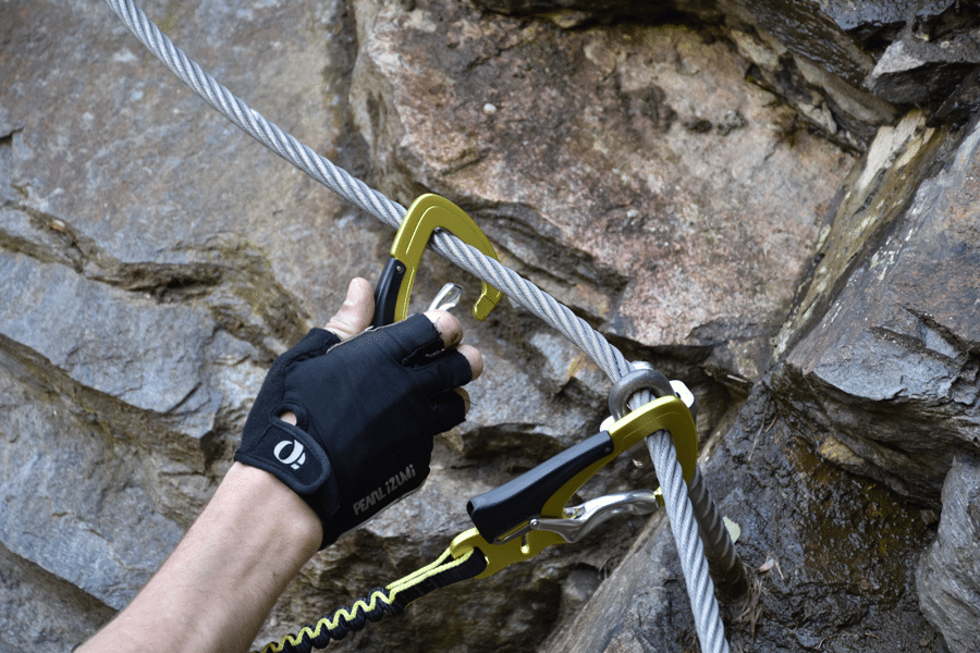 Klettersteig-Set wird richtig umgehängt.