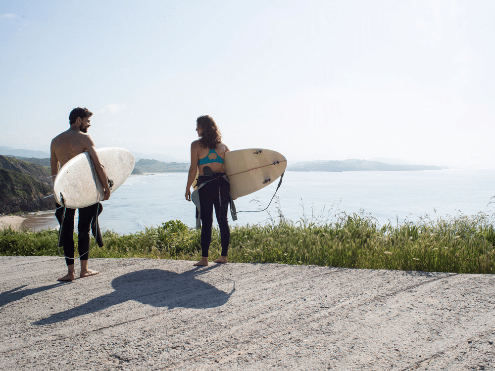 Surfer auf dem Weg zum Strand