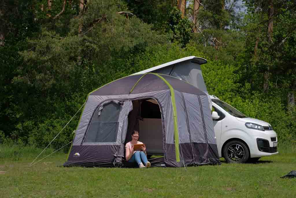 Redakteurin vor Luftzelt