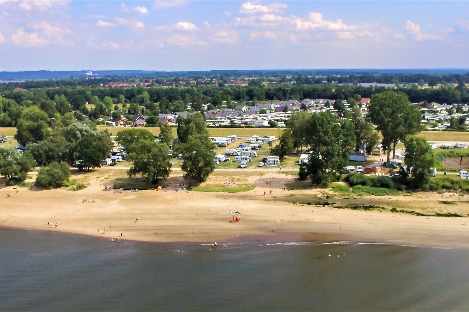 Platz 5: Camping Stover Strand Kloodt, Deutschland. Weitläufiger, längs des Elbedeichs gelegener Platz mit breitem Angebot und guter Anbindung nach Hamburg.