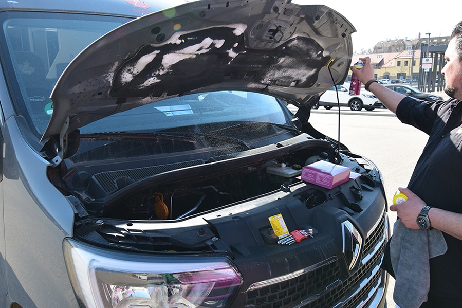 Der gesamte Motorraum inklusive der Motorhaube wird großzügig mit Duftmarkenentferner-Spray eingesprüht