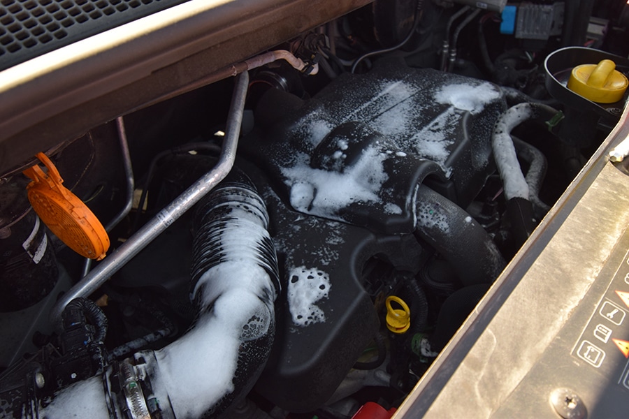 Der Motorraum wird gr0ßzügig mit Marder-Duftentfernungs-Spray eingespüht