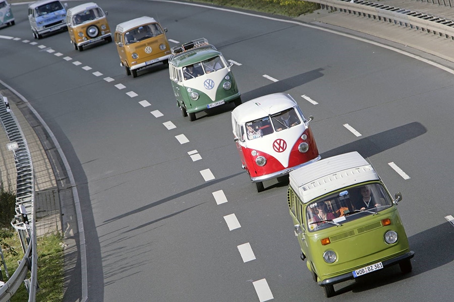 VW Bulli-Parade. Foto: Volkswagen Nutzfahrzeuge