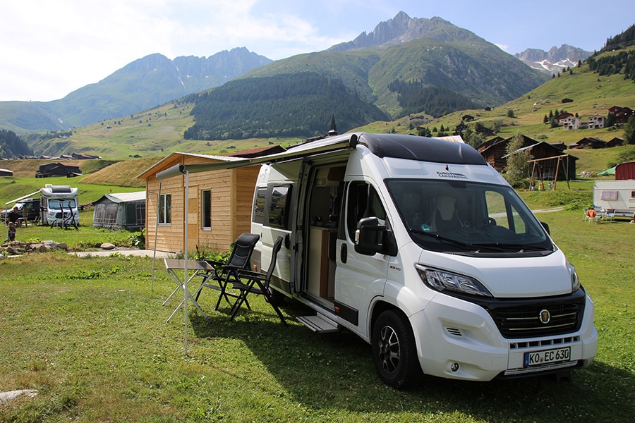 Ein idyllischer Campingplatz inmitten der Berge