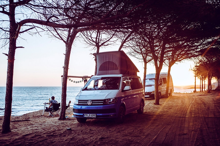 Ein gemieteter VW-Campervan von Roadsurfer am Strand