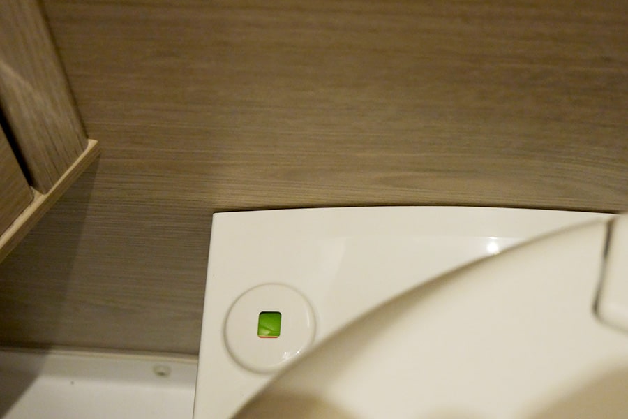 Der Toilettenschacht ist nicht abgedichtet.