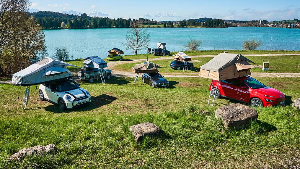 Sieben aufgebaute Zelte im Test. Foto: ADAC/ Rasmus Kaessmann