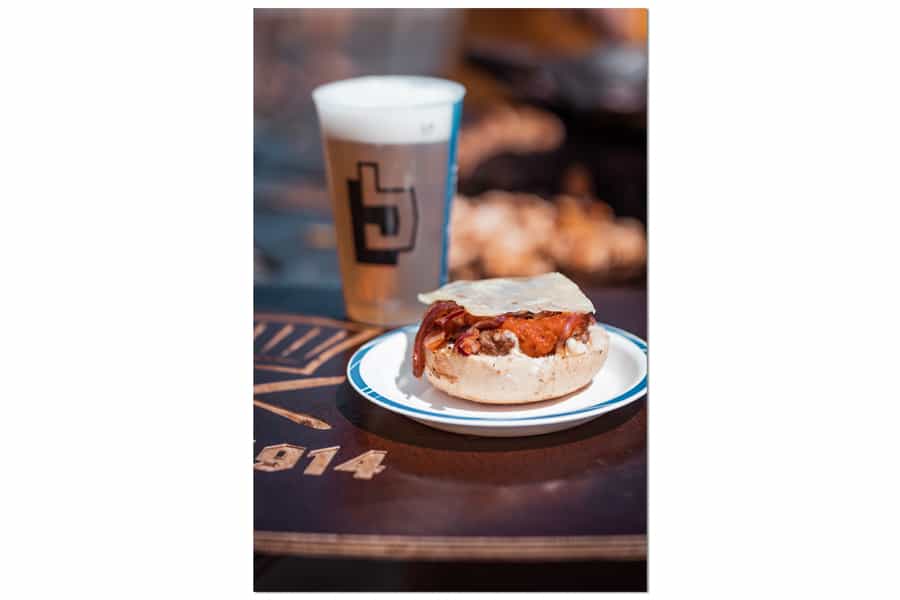 Ein Burger und gezapftes Bier