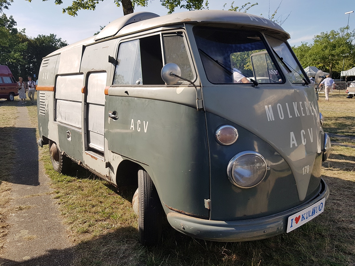 VW T1 in zwei Grauschattierungen mit Werbeaufdruck einer Molkerei