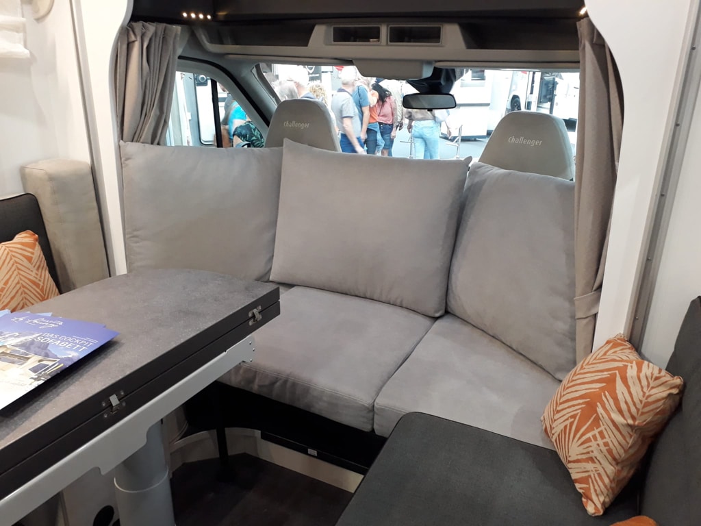 https://www.campervans.de/wp-content/uploads/2022/08/Happy-Lounge-der-Polstermanufaktur-Ruehle.jpeg