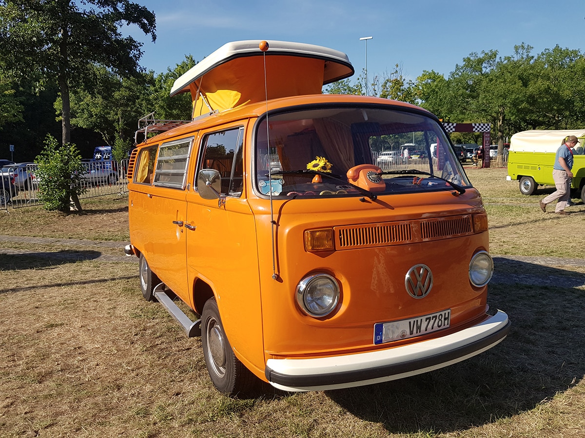 Orangefarbener VW T2 mit Pilzdach