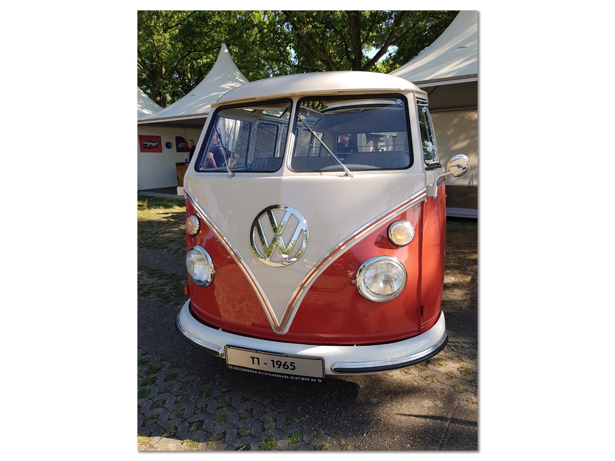 Rot-weisser VW T1 von 1965