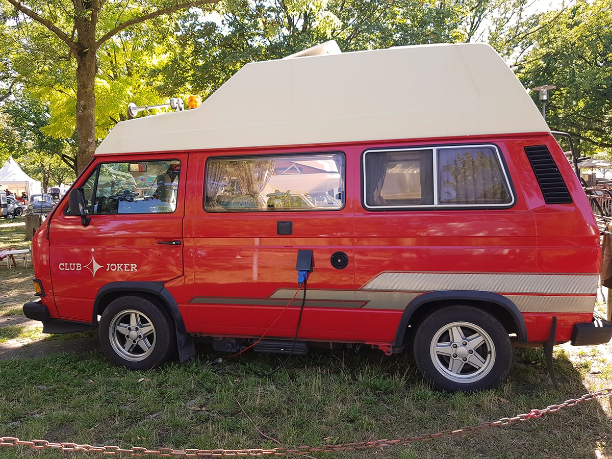 Roter VW T3 Joker mit weissem Hochdach