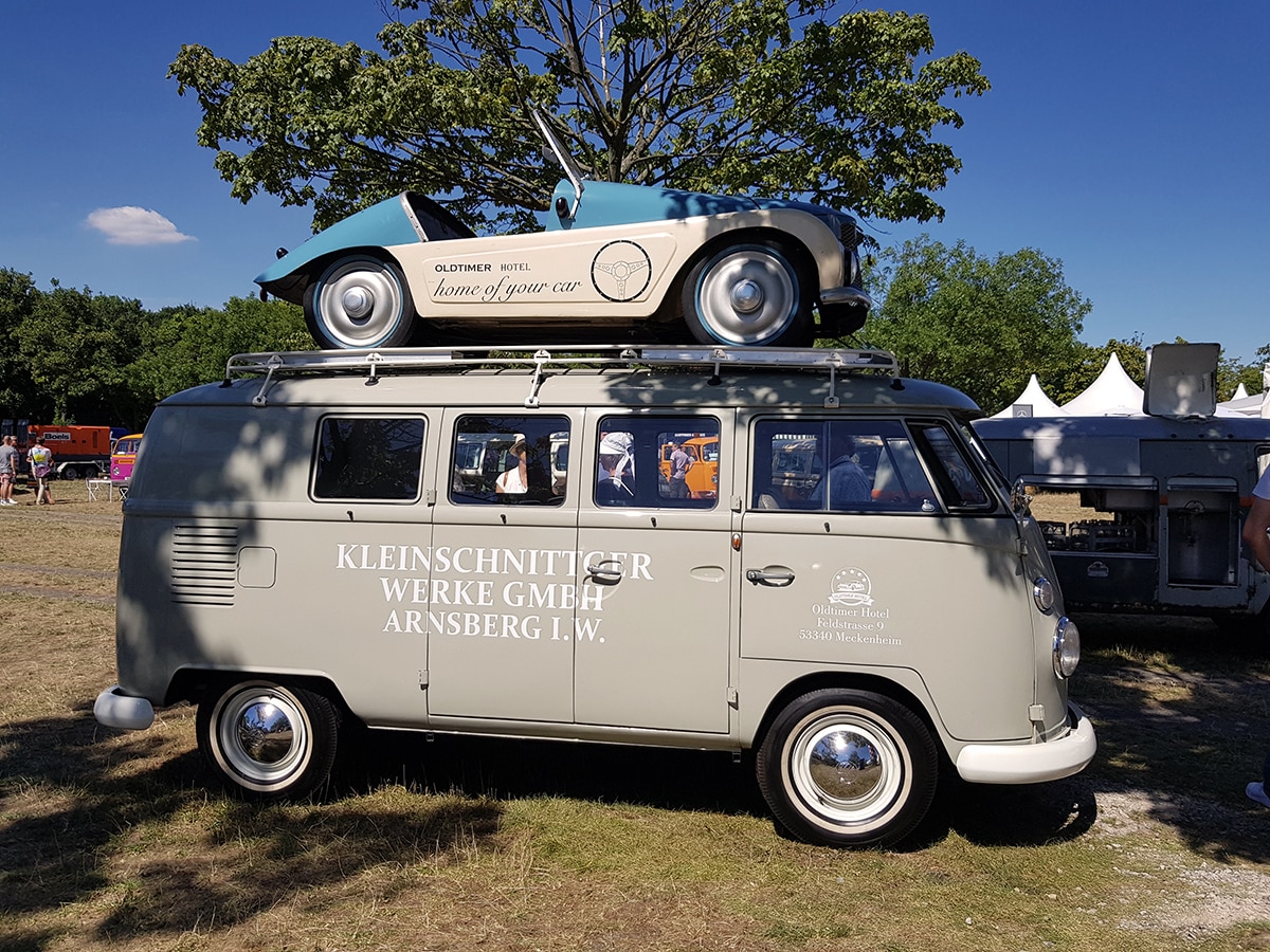 Grauer VW T2 mit kleinem Auto auf dem Dach