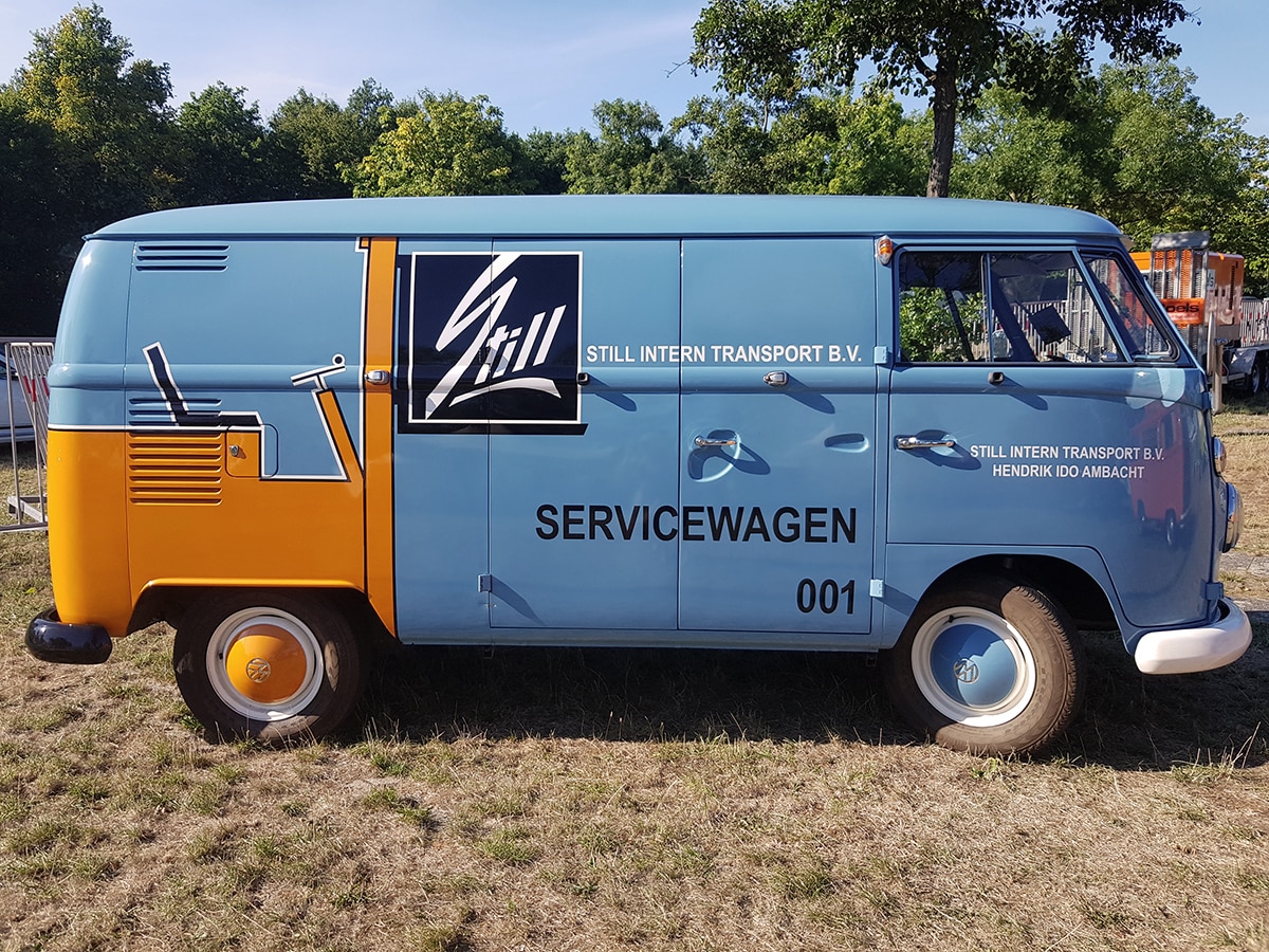 Blau-orangefarbener VW Bus Oldtimer mit Aufschrift Servicewagen