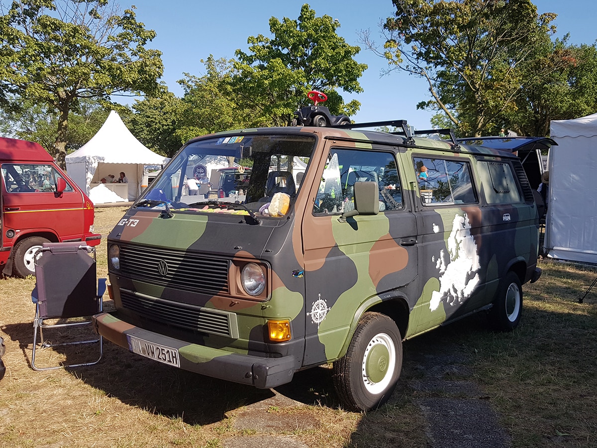 VW T3 mit Camouflage-Lackierung