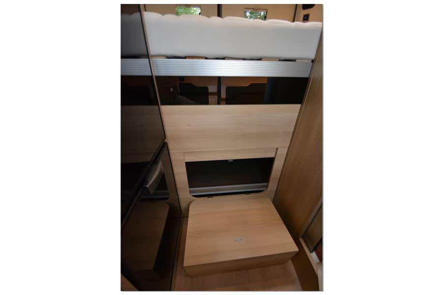 Dreamer D51 Select: Ausklappbare Trittstufe unter dem Heckbett