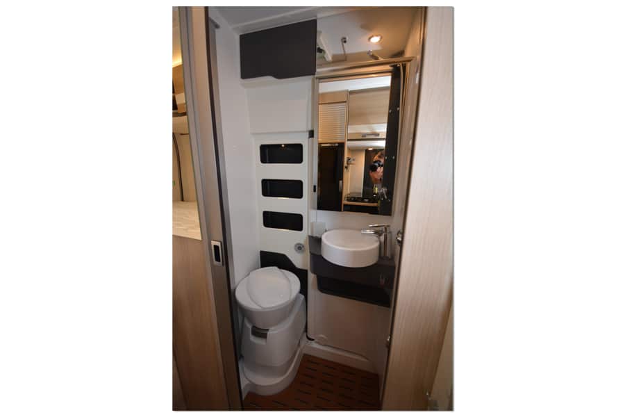Dreamer D51 Select: Toilette und Waschbecken