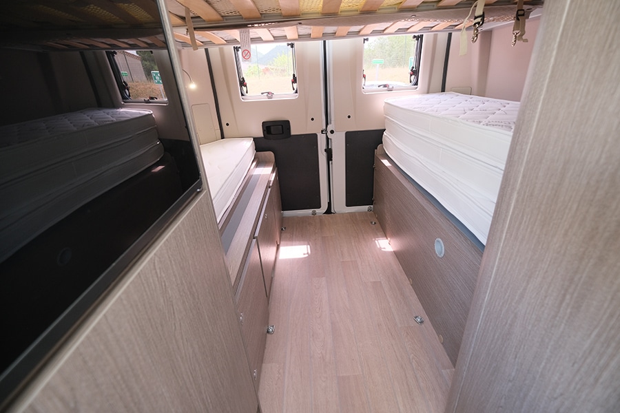Durchgang zwischen Küche und Bad nach hinten im Chausson V594 Max