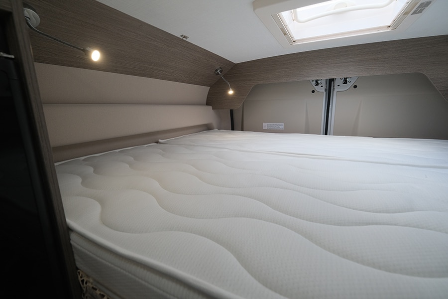 Das obere Doppelbett im Chausson V594 Max mit Leselampen