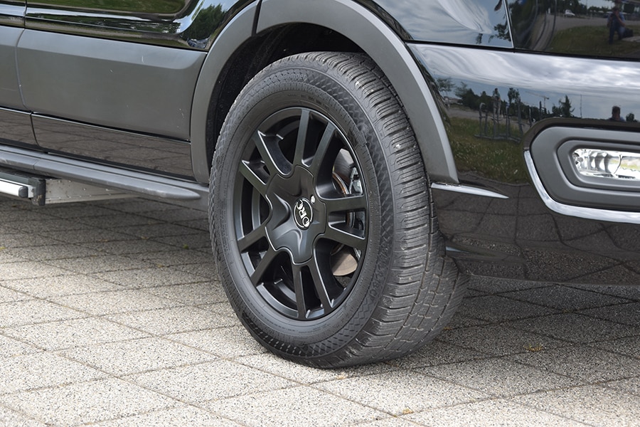 Schwarze Alufelgen und schwarzer Metallic-Lack machen Eindruck.