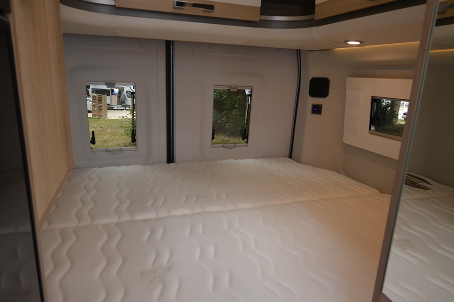 Dreamer D51 Select: Heckbett und Stauschränke oberhalb