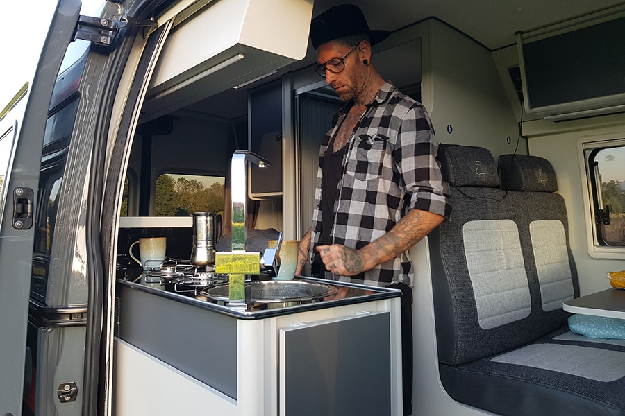 Kaffee kochen bei offener Schiebetür im Ahorn Van 550