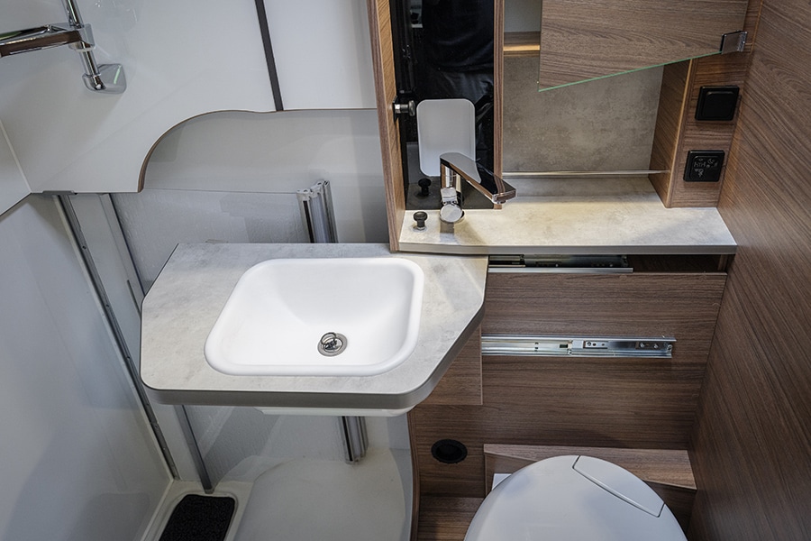 Das Waschbecken im Tourer Van kann beiseite geschoben werden, um die Toilette zu nutzen