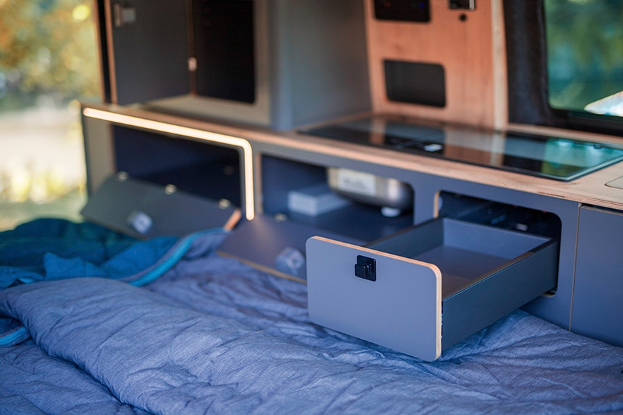 Ausgezogene Schublade über dem gebauten Bett