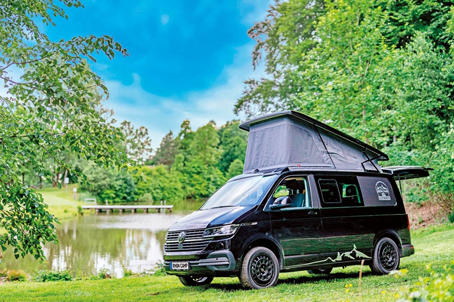 Rhön Camp Ultimate mit aufgestelltem Schlafdach am See