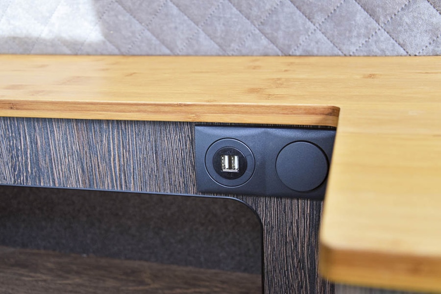 USB-Anschluss und Lichtschalter im Wohnraum des Nordvan MK 490