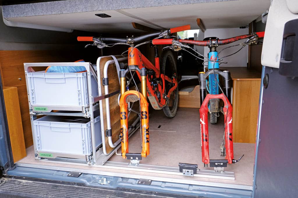 Fahrradhalter-System für Wohnmobil-Heckgarage und Anhänger