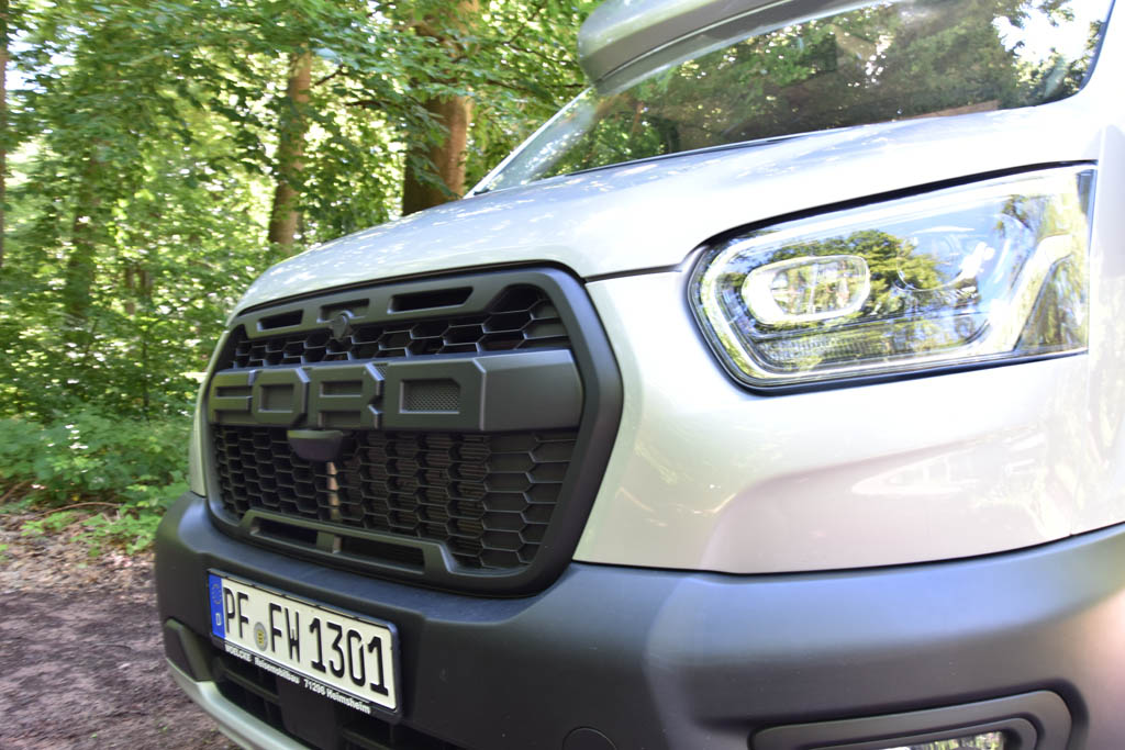 Front des Woelcke Autark Raptor auf Ford Transit