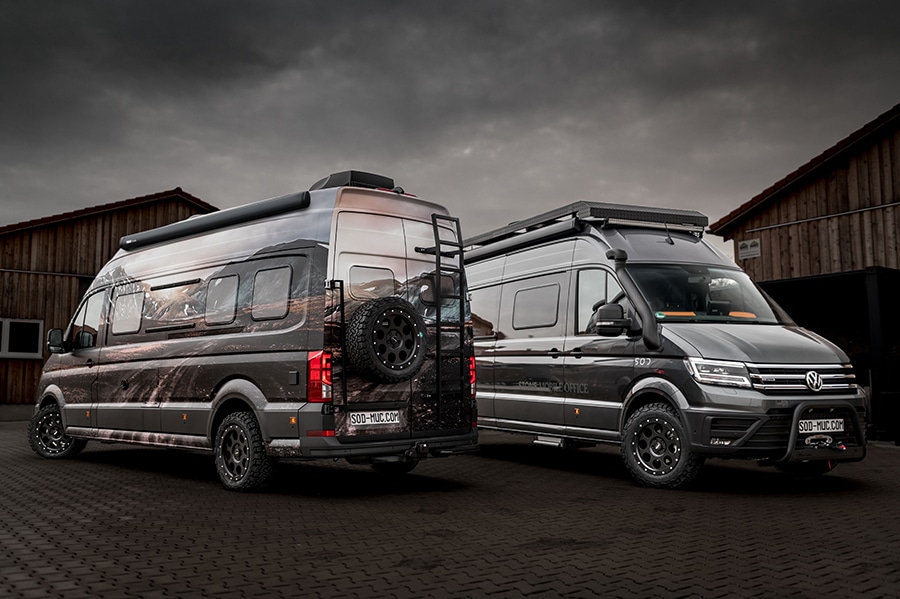 Hier treffen Serien-Kastenwagen auf ganz persönliche Kundenwünsche: Die Camper-Manufaktur Stone Offroad Design GmbH schnappt sich VW Grand California 680 von der Stange und individualisieren diese speziell nach Kundenwünschen. In mehreren Individualisierungs-Stufen kann der Kastenwagen dann personalisiert und veredelt werden. Stone Offroad Design-Exemplare des Grand California besitzen aber immer bereits eine großzügige Sonderausstattung von VW – die „SOD Basisausstattung“.
Foto: sroka-foto.de