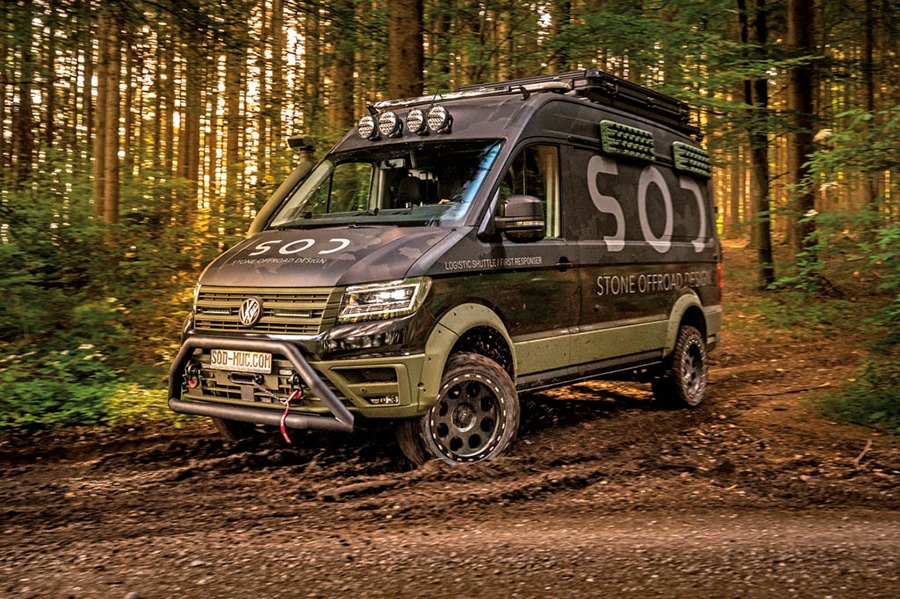 Der schwarz und grün lackierte Stone Offroad Design Proline offroad auf Waldweg