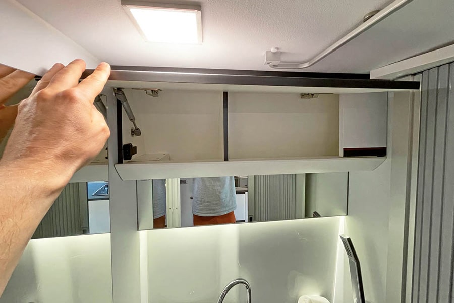 Der Handtuchhalter an der Decke ist praktisch, ein Fenster nach außen wäre noch praktischer.
