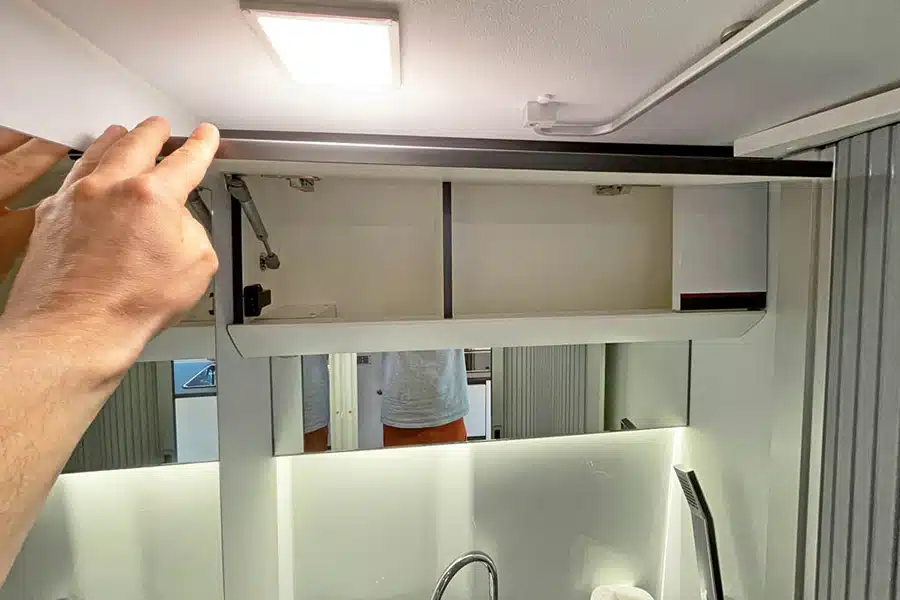 Der Handtuchhalter an der Decke ist praktisch, ein Fenster nach außen wäre noch praktischer.