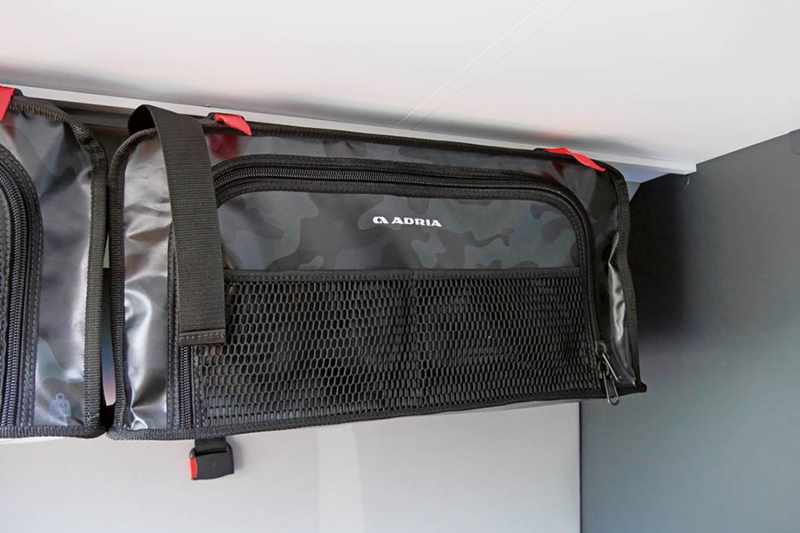 Die robusten, einfach herausnehmbaren Taschen sind praktisch zum Packen daheim und lassen sich auch gut transportieren.