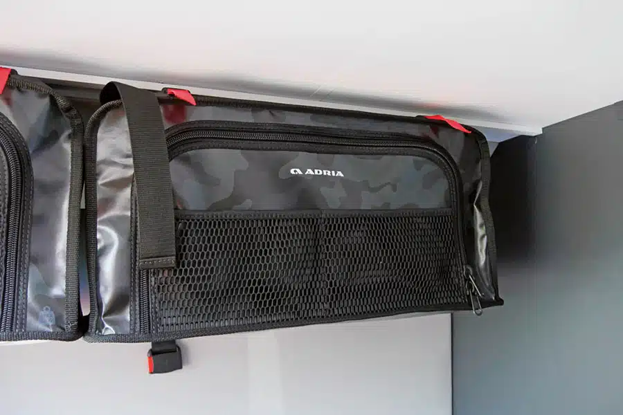 Die robusten, einfach herausnehmbaren Taschen sind praktisch zum Packen daheim und lassen sich auch gut transportieren.