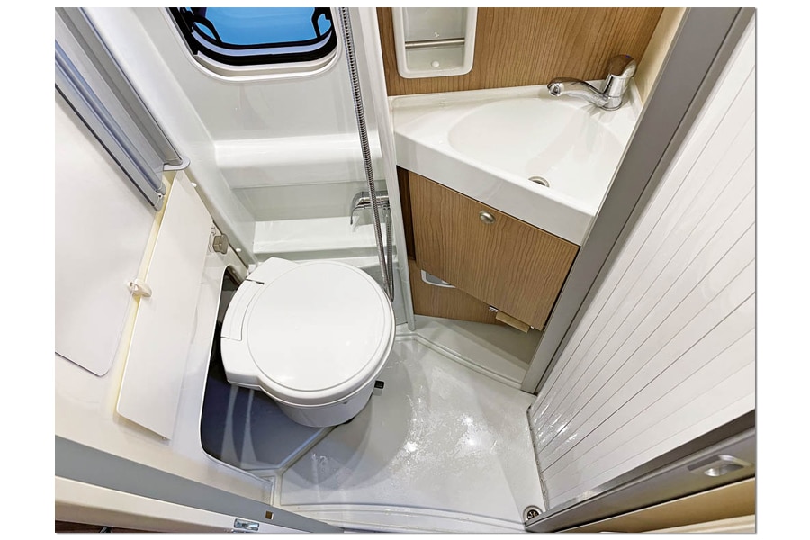 Nasszelle mit herausgeschwenkter Toilette