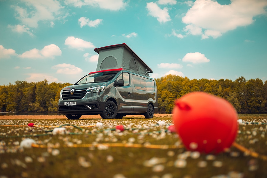 Der Kompanja Van auf Wiese mit aufgestelltem Dach