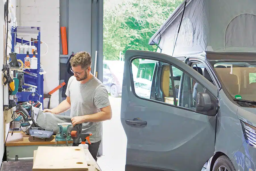 Konzentriert bei der Arbeit: Florian von Kompanjas technischem Service.