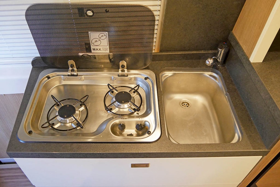 Kochfeld und Spülbecken im Malibu Van