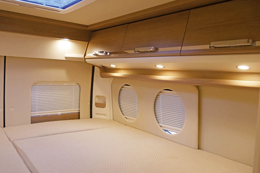 Heckbetten und Hängeschränke