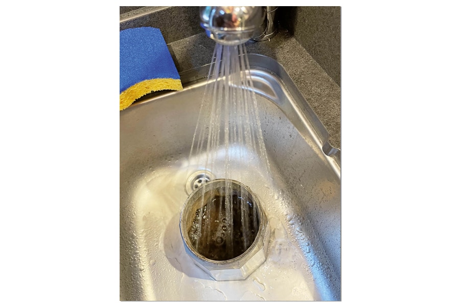 Der Wasserstrahl beim Küchenmodul