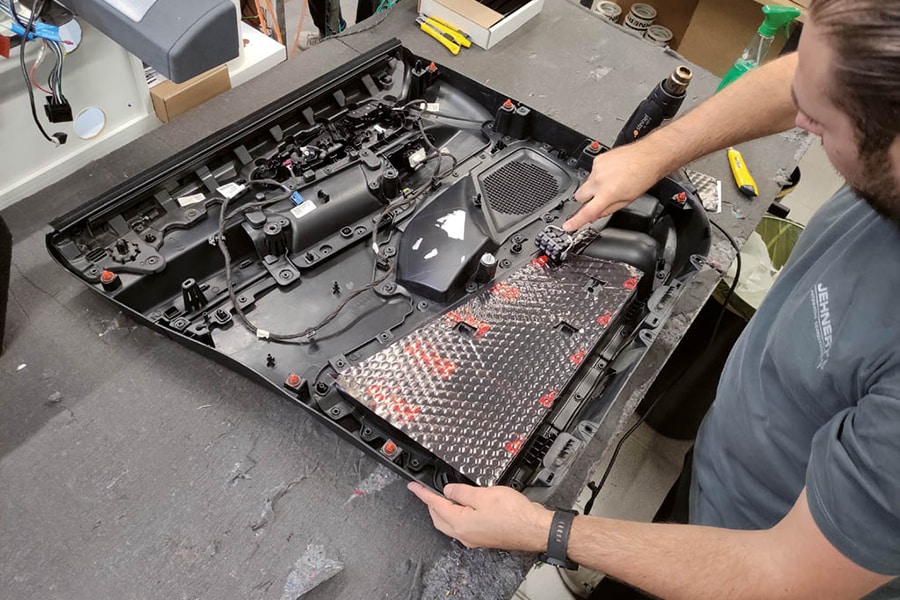 Die Tür wird vin innen gedämmt.