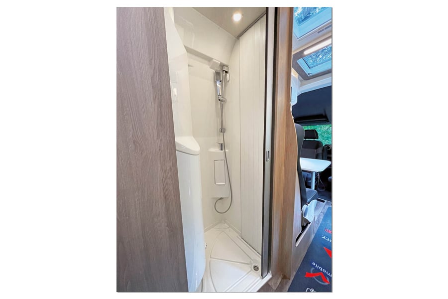 Die Dusche im Schwenkbad