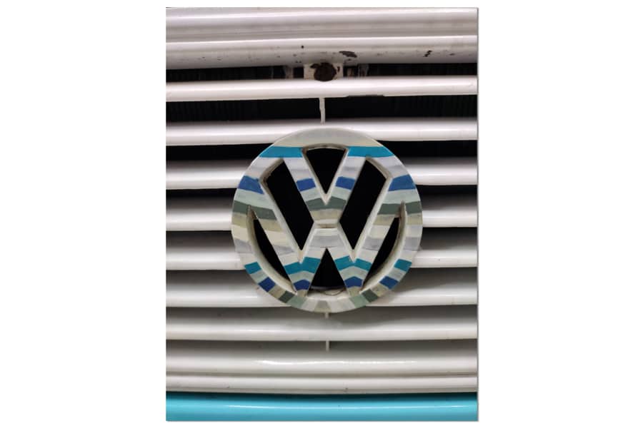 bunt gestreiftes VW Logo am Fahrzeug