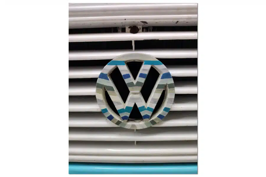 bunt gestreiftes VW Logo am Fahrzeug